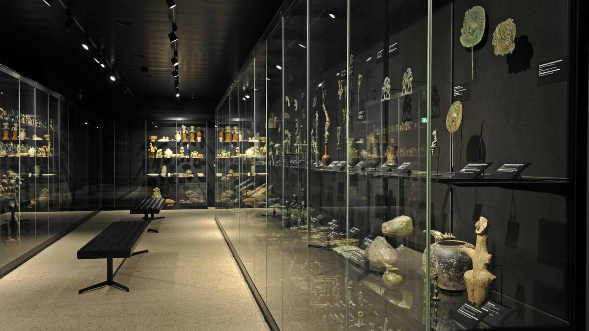 Vorraum Schaudepot, Vitrinen in staubdichter Ausführung | © Museum Rietberg
