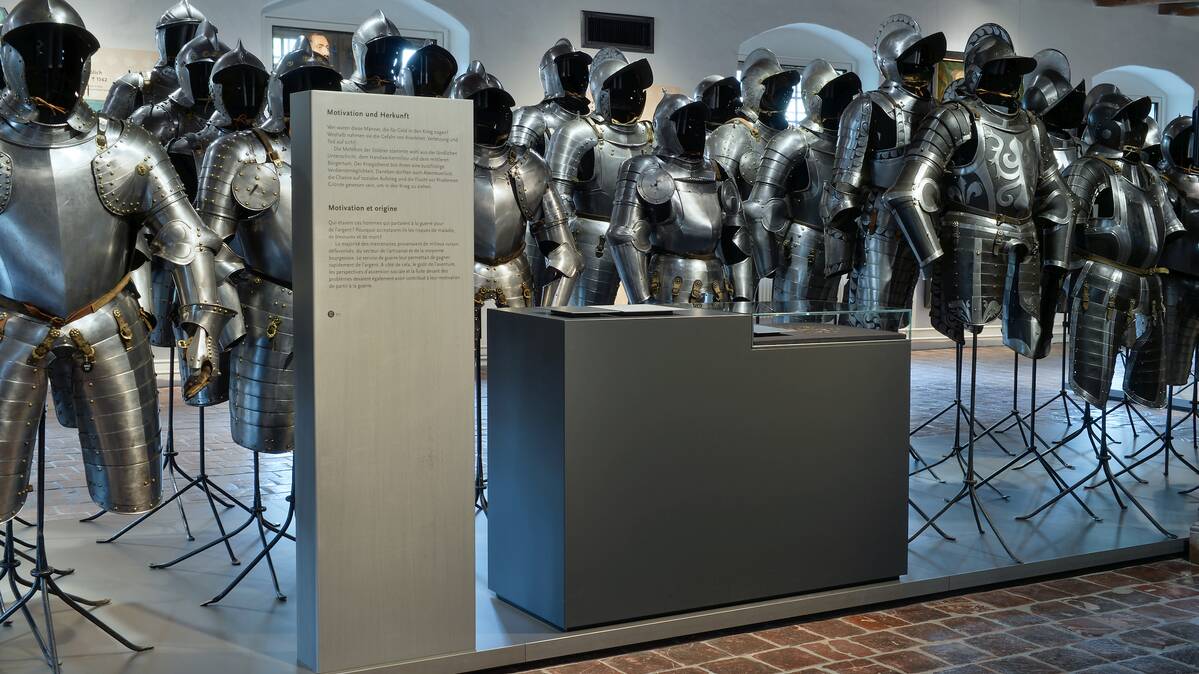 Wandhängevitrinen und freistehende Vitrinen, Museum Altes Zeughaus Solothurn | © Nicole Hänni, Museum Altes Zeughaus