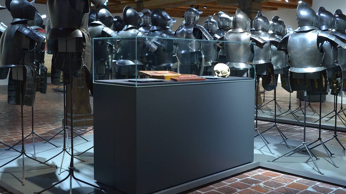 Wandhängevitrinen und freistehende Vitrinen, Museum Altes Zeughaus Solothurn | © Nicole Hänni, Museum Altes Zeughaus