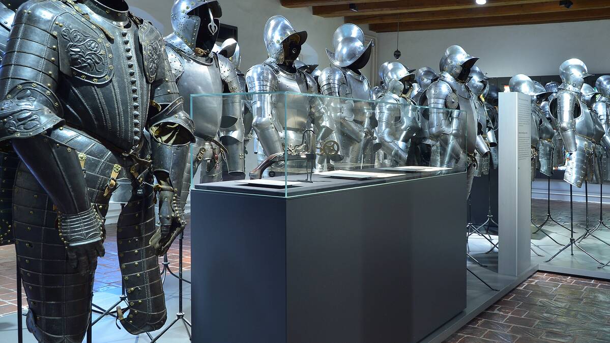Wandhängevitrinen und freistehende Vitrinen, Museum Altes Zeughaus Solothurn | © Nicole Hänni, Museum Altes Zeughaus